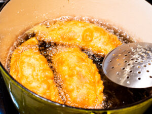Friendo empanadas.