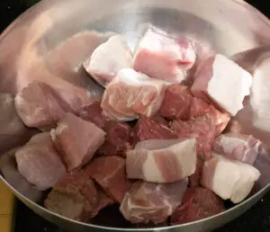 Carne para anticuchos cortada en cubos.