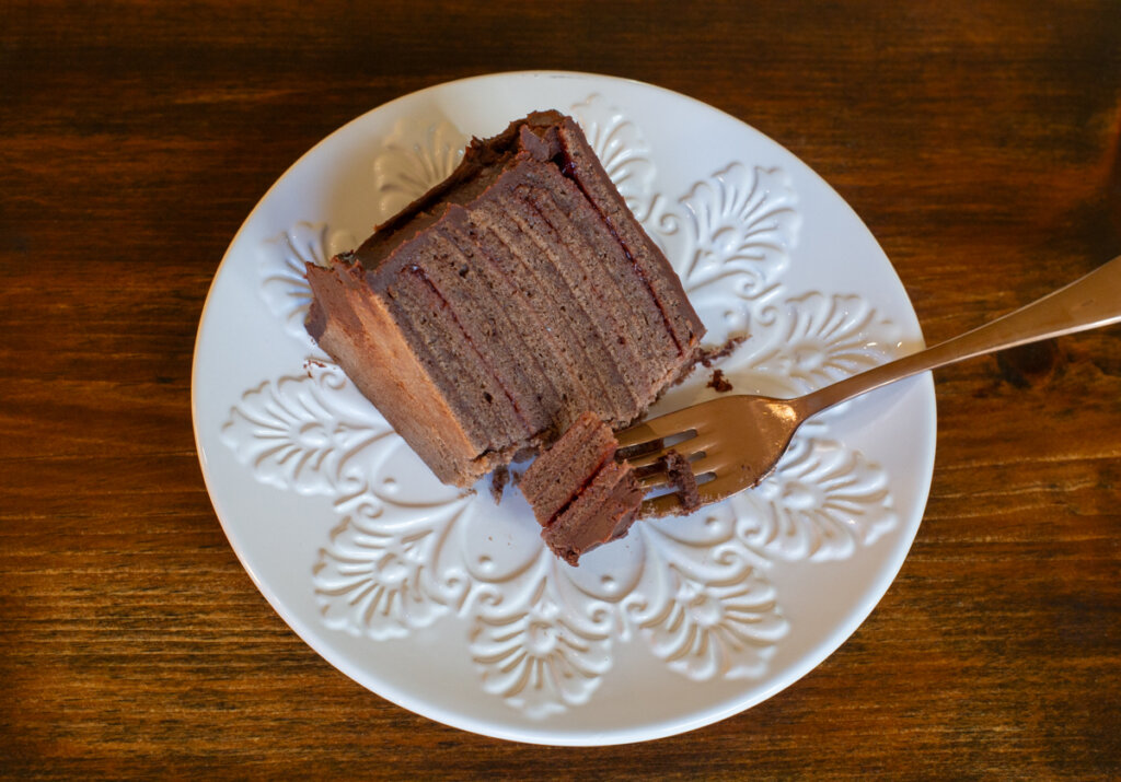 Torta panqueque chocolate rellena con ganache y mermelada de frambuesa.