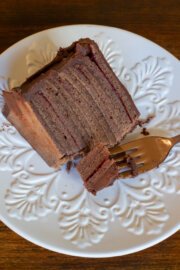 Torta panqueque chocolate rellena con ganache y mermelada de frambuesa.