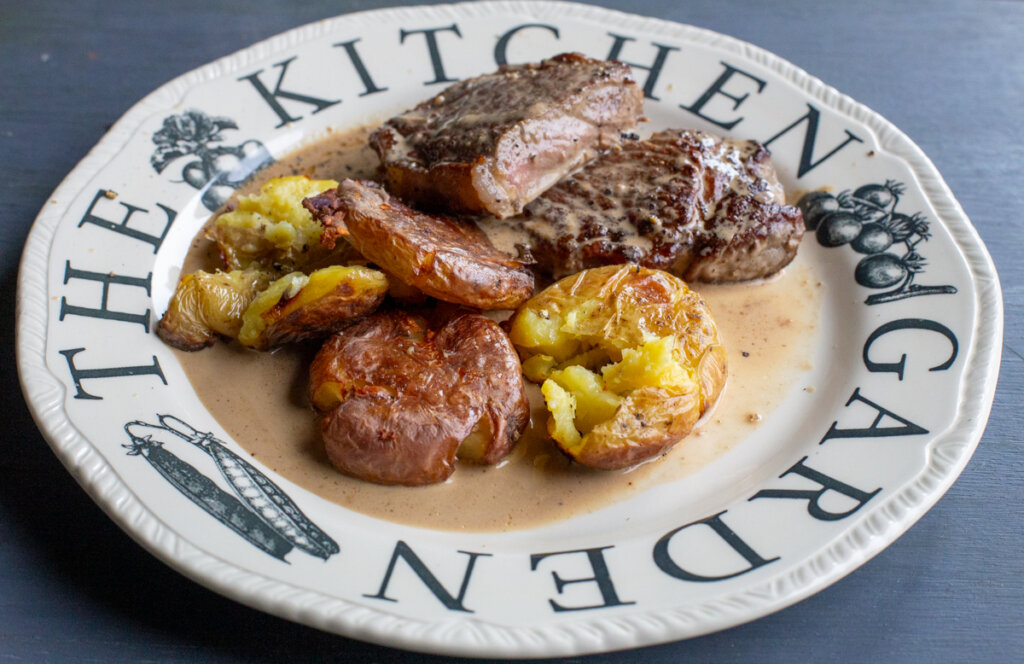 Carne con salsa a la pimienta.