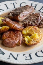 Carne con salsa a la pimienta.