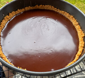 Tarta de ganache en base de galleta con aro.