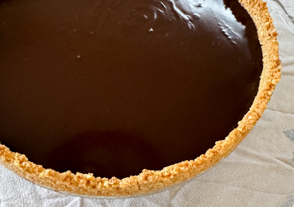 Tarta de ganache con base de galletas.