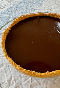 Tarta de ganache con base de galleta.