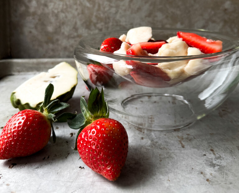 Postre Chirimoya con frutillas