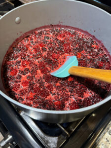 Cocinando mermelada de mora.